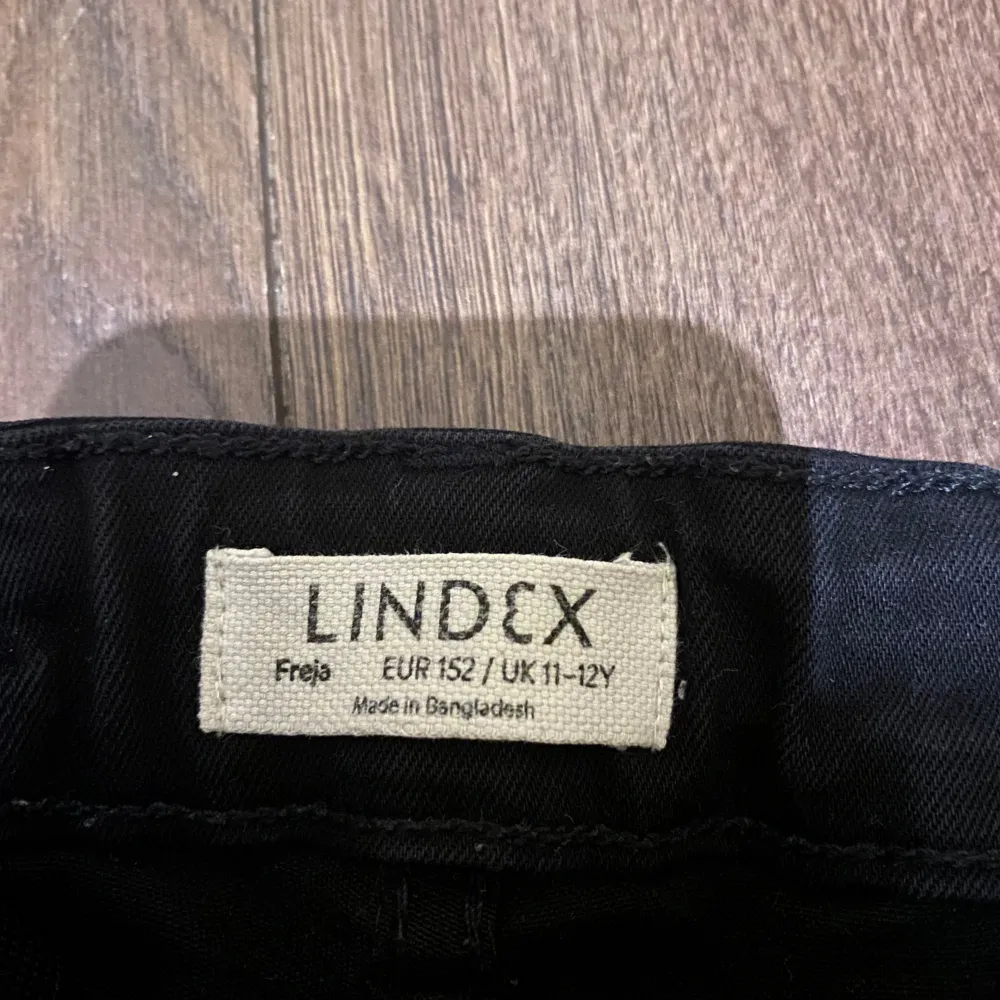 Svarta boot cut jeans från Lindex. Använd. Justerbar midja. 11-12 år. Storlek 152.. Jeans & Byxor.