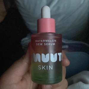 Luktar watermelon (; - SMUUTI SKIN WATERMELON DEW SERUM jäte bra har anvent 1 gång luktar watermelon jätte skönt på ansiktet tar bort finnar och svarta ringar under ögonen 