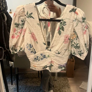 Blus med knyt band i ryggen  - Så söt blommig blus speciellt till sommaren