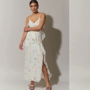 Blommig klänning från gina - Superfin klänning från Gina Tricot! Helt ny med prislapp, orginalpris 600kr. Den är i storlek 36. 