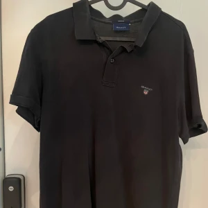 Gant piké  - Fin Gant piké som är använd fåtal gånger! Fint skick. Passar bra på M och L!