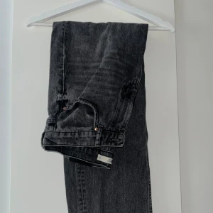 90s High waist jeans  - Mörkgrå jeans som inte kommer till användning pågrund av dubbletter 
