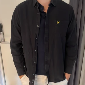 Lyle&scott skjorta  - Väldigt fin skick! Funkar som både skjorta och korta. Perfekt för hösten.🍂