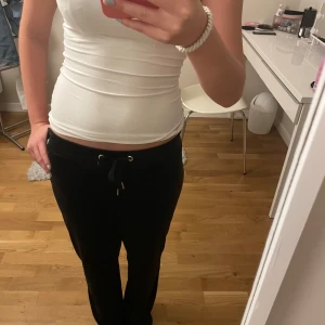 Svarta mjukisbyxor  - Jättesköna svarta mjukisbyxor från Gina Tricot! Säljer för att de inte kommer till användning. Har några defekter, se bilder. Skriv om du har några frågor!💗