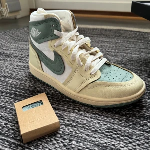 Nike Air Jordan 1  - Oanvända och aldrig testade.  Storlek : 40.5