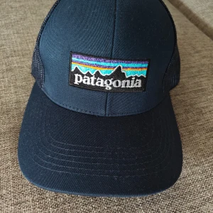 Helt NY Patagonia keps - Helt oanvänd navyblå Patagonia-keps jag fått i present, som inte kommer till användning. Skriv ett PM vid frågor. Hämtas i Bunkeflostrand eller skickas.