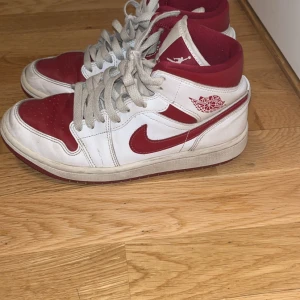 Air Jordan 1 high  - Storlek 37.5, Bra skick, Inte använda på över 1 år