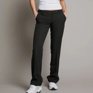 Kostymbyxor bikbok - Hej, säljer dessa as snygga kostymbyxorna från bikbok, lågmidjade med fickor på sidorna. Köparen står för frakt. Endast prövade en gång men tappat bort kvittot då jag inte kan lämna tillbaka dom. Betalade 500 för dom. Köptes för ca 2 veck