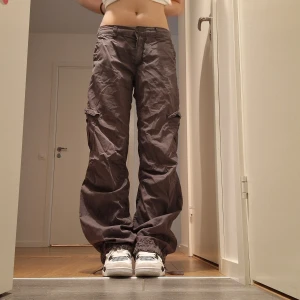 Low waist vinatge cargo pants - Ett par gråa lowwaist vintage cargo byxor. Färgen på byxorna är mer accurate i bild 4.