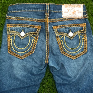 True Religion Super Qts  - True Religion Super Qts 32   Beautiful Wash and in Very good Condition💯  Waist 44cm Inseam 84cm Leg opening 22.5cm 