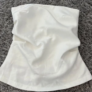 Vit tube top - Aldrig använd tube top. Jättebra kvalitet och tjockt material🩷