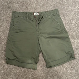 Kort byxor  - Väldigt snygga sköna på sommaren sitter bra.  Priset går att diskutera om. 