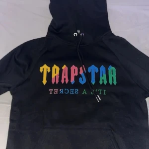 Trapstar Candy - Svart Trapstar Regnbåge Text. Storlek S. Använd. Pris kan diskuteras. Har en rosa/lila fläck på armen