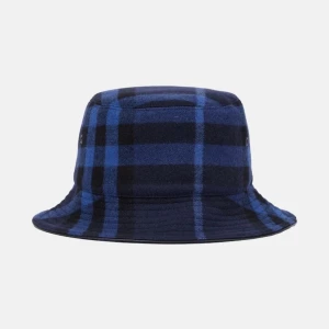 Blå och svart burberry bucket hat från  - Snygg och trendig bucket hat från burberry i blått och svart rutmönster. Perfekt för att ge din outfit en cool touch. Hatten har en klassisk form och är idealisk för både vardag och fest.