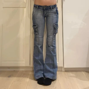 low waist bootcut jeans - dromedar - Skitsnygga bootcut jeans i nyskick med lappen kvar. Passar perfekt på mig som vanligtvis har s/xs. Aldrig använda och säljer därför! ❣️ Kontakta för mått. (: