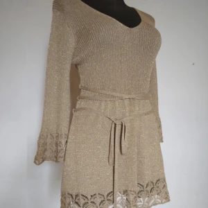 Vacker guldklänning - Sån snygg klänning som är riktigt unik! Passar perfekt till allt och speciellt nu efter sommaren när man är brun! Kan även användas som topp då den är ganska kort 💕