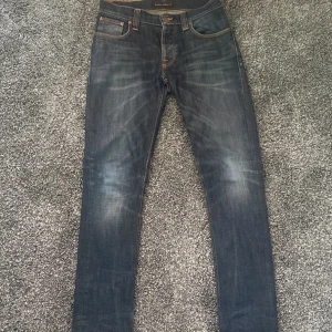 Nudie Grim Tim - Säljer mina feta nudie jeans i storlek 30/32 | skick 9/10 | Modell 178cm, 63kg | fraktas inom 24 h | passar dig runt 175 -184 | pris ej hugget i sten |