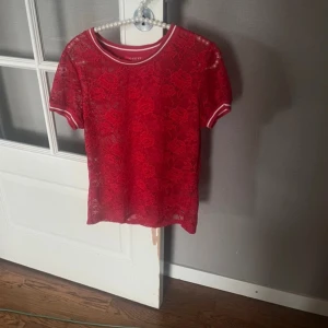 Spets tröja - Rödspets tröja från GUESS i stl M knappt använd 