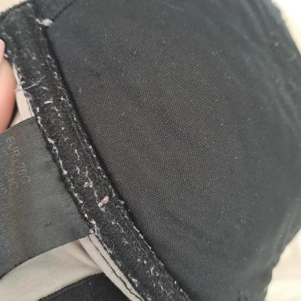 Säljer en elegant svart bh med vacker spetsdetaljering. Den har en fin broderad design med blommönster och är gjord av polyester och polyamid. Perfekt för en festlig kväll eller när du vill känna dig extra fin.. Yläosat.