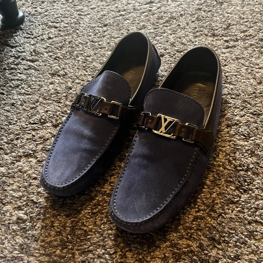 Louis Vuitton Loafers marinblå. Storlek 7.5 passar 42. Väldigt fint skick. Skor.