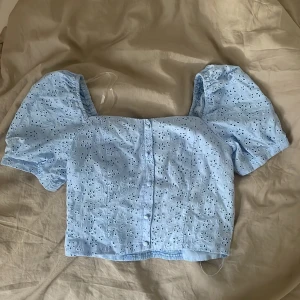 Blå topp - Säljer denna gulliga topp från amisu som endast är använd ett fåtal gånger! På ena sidan har den en dragkedja som jag försöker visa på sista bilden💓
