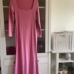 Lång klänning  - Lång klänning jätte fint nyskick. Passar en s och m 
