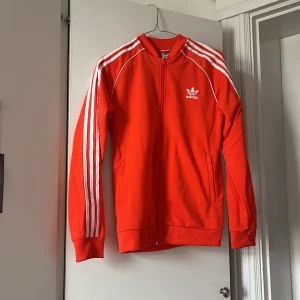 Adidas tröja - Säljer min gamla adidas tröja, använd ca 3 ggr. Säljer för 100kr, nyskick. Är mer röd i verkligheten, är i xs men passar s också. ❤️
