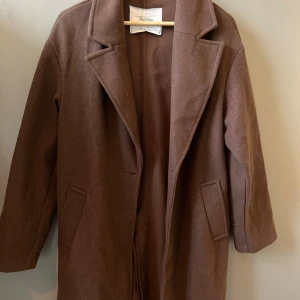 Oversized  kappa - Oversized brun kappa från Bershka. Storlek:smal 