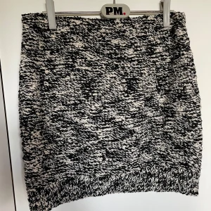 Stickad kjol - Tight stickad kjol. Aldrig använd. 