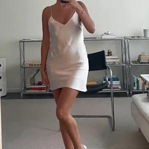 Satin klänning / slipdress Zara - Satin slipdress från Zara i storlek XS. Aldrig använd. 
