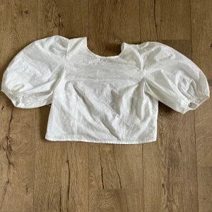  topp med öppen rygg - En söt top/blus med öppen rygg och snörning. Toppen är från mobil i strl S/xs och är knappt använd 