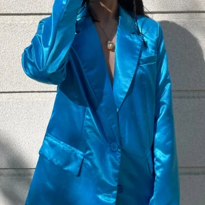 Oversize Kavaj  - Oversize kavaj från BikBok, mysig med fickor och varm. Användes den under början av vinter så varm är den. 