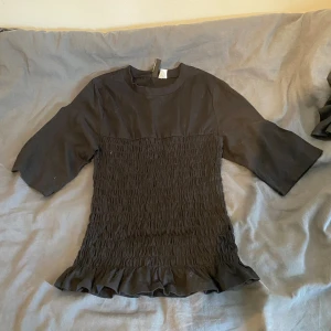 svart topp💓 - svart topp från hm som aldrig använts, storlek s💗