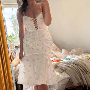 Blommig klänning  - Superfin blommig klänning från truedecandence💕🌸  Oanvänd. Dragkedja där bak 