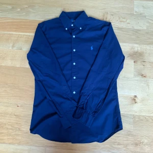 Ralph Lauren Skjorta  - Blå Ralph Lauren skjorta i mycket bra skick!  Storlek: M 