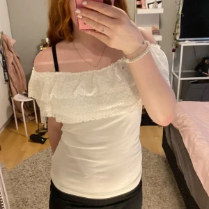 vit topp - intressekoll på denna super fina topp. köpte på plick men har aldrig anvönt den. står m/l i den men den sitter super o mig som har S. köpt för 325kr
