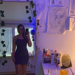 Klänning  - Använd en gång på nyår. Lila glittrig klänning💜