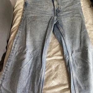 Enkla fina jeans wide - Bra skick, jeans från monki wide storlek 24. Köparen står för frakten. 