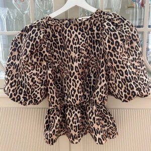 Leopard Topp - Intressekoll på min leopard topp🐆 Säljer endast om jag får bra bud. Inga tecken på användning. Xs men sitter som en S. Skriv för fler bilder privat🩷