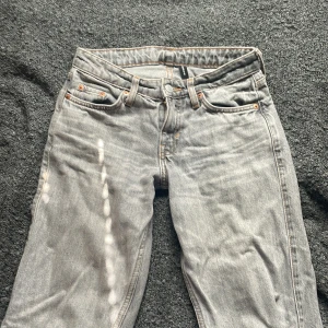 Ljusgrå arrow jeans från weekday - Så sköna och så snygga lågmidjade atrowjeans. Ser inte så lågmidjade ut på bilden men ner lågmidjade när dom sitter på. För mer bilde krom privat! 
