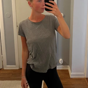 T-Shirt  - T-shirt från Åhléns 🩶