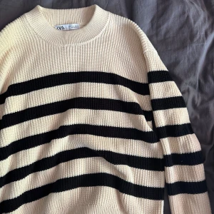 Randig stickad tröja från zara - Säljer denna oanvända stickade tröja från zara. Nypris 399kr säljer för 120kr. Köp via ”köp nu”🩷