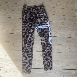 Leopardmönstrade tights från Aim’n  - Använt några gånger, väldigt bra skick, hög midja