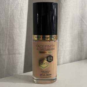 MAX FACTOR foundation i färg C50 NATURAL ROSE, har endast pumpat en gång för att se färgen men den matchade tyvärr inte mig