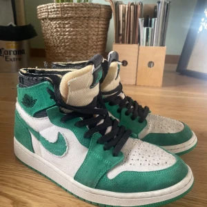 Jordan 1 Zoom CMFT - Jordan 1s från Zoom CMFT kollektionen som innebär en skönare passform och material.  Grönvita i färg, felfria i skick.  Storlek 43