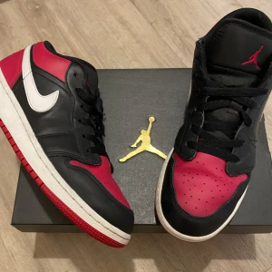 Air Jordan 1 Low - Säljer då dom är för små för mig. Bra skick och bara använda i 3 månad, har tvättat dom 2-3 så bra omhändertagna. Ingen grov creasing, färgerna och de vita delarna är fortfarande nästan som nya. Väldigt rena och fräscha! 🤩 BOX INGÅR! PRIS DISKUTERAS😃