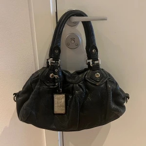 Marc Jacobs väska  - Marc Jacobs med silvriga detaljer som har kommit mycket till användning men fortfarande i fint skick. Väskan har skador och är smutsig inuti därav priset. Ingår ej lång band🩷