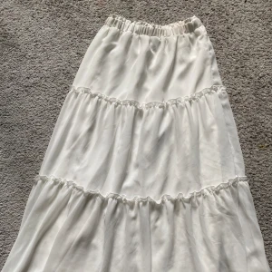 Vit långkjol🤍 - Säljer denna långa kjolen som jag fått av mamma🤍 den är från shein och har aldrig använt den eftersom den inte riktigt är min stil🤍 passar mig som är ca 160 cm🤍 originalpris är 160 kr. 