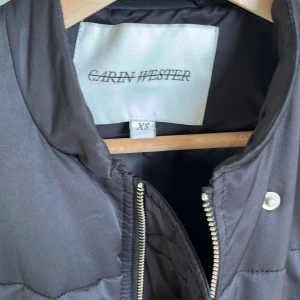Carin Wester jacka - Fodrad jacka utan huva.. jag har stl S i vanliga fall på jackor men denna är stor i stl. Jag är 177 cm lång så den räcker ner till mina knän. Mörkgrå i färgen.