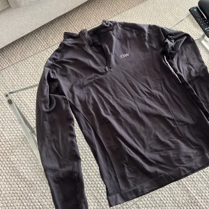 ICIW EVERYDAY SEAMLESS 1/4 ZIP  - Tunn långärmad tröja med ¼ zip. Den här långärmade tröjan är ett måste i garderoben och passar till alla typer av träning. Den formar även kroppen väldigt fint. Färgen är i rose taupe och använd väldigt sällan. 